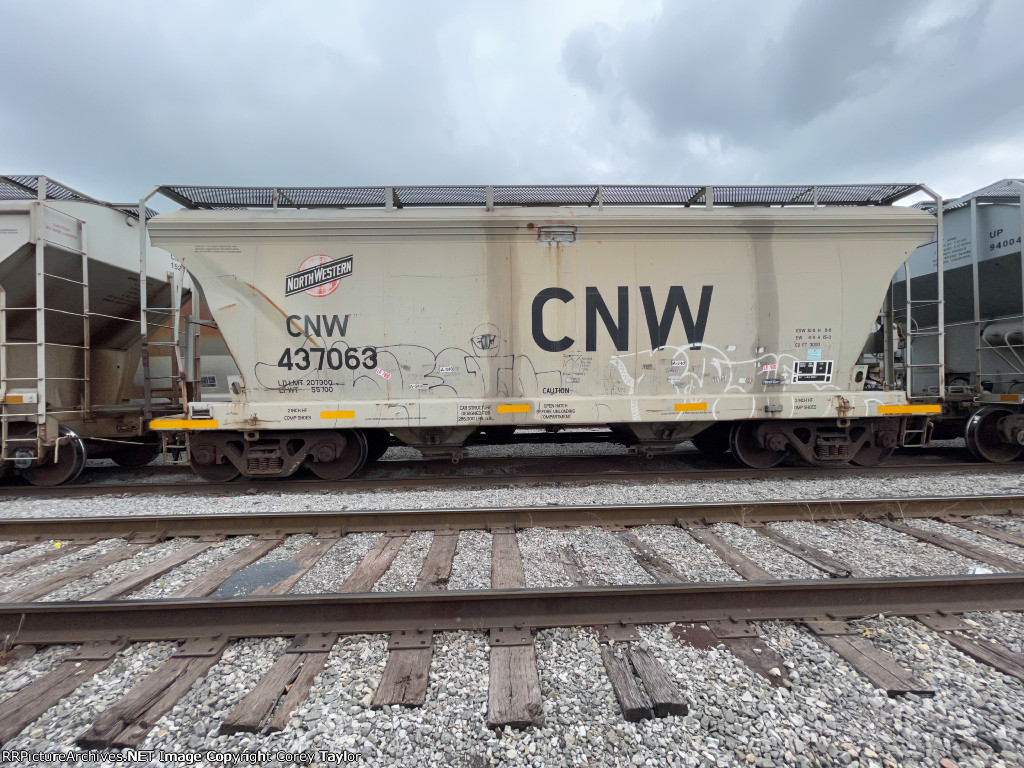 CNW 437063